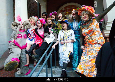 L'actrice Bryce Dallas Howard (C) danse avec l'Université de Harvard Hasty Pudding Théâtre membres après un défilé en l'honneur Howard que l'Université Harvard Hasty Pudding Théâtre de la femme de l'année 2019 à Cambridge, Massachusetts le 31 janvier 2019. Photo de Matthew Healey/ UPI Banque D'Images