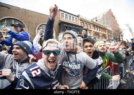 New England Patriots fans encourager leur équipe comme ils célèbrent remportant le Super Bowl XVI/B avec un rouleau rally grâce à Boston (Massachusetts) le 5 février 2019. Photo de Matthew Healey/UPI Banque D'Images