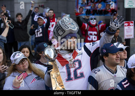 New England Patriots fans encourager leur équipe comme ils célèbrent remportant le Super Bowl XVI/B avec un rouleau rally grâce à Boston (Massachusetts) le 5 février 2019. Photo de Matthew Healey/UPI Banque D'Images