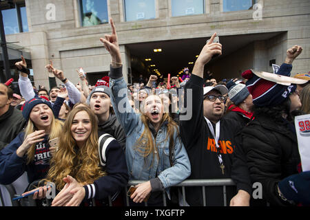 New England Patriots fans encourager leur équipe comme ils célèbrent remportant le Super Bowl XVI/B avec un rouleau rally grâce à Boston (Massachusetts) le 5 février 2019. Photo de Matthew Healey/UPII Banque D'Images
