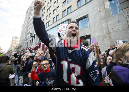 New England Patriots fans encourager leur équipe comme ils célèbrent remportant le Super Bowl XVI/B avec un rouleau rally grâce à Boston (Massachusetts) le 5 février 2019. Photo de Matthew Healey/UPII Banque D'Images