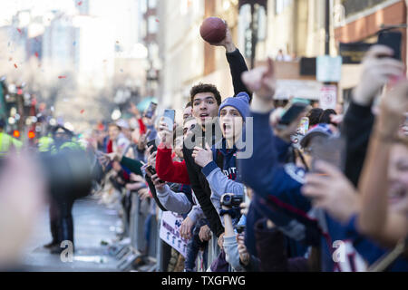 New England Patriots fans encourager leur équipe comme ils célèbrent remportant le Super Bowl XVI/B avec un rouleau rally grâce à Boston (Massachusetts) le 5 février 2019. Photo de Matthew Healey/UPII Banque D'Images
