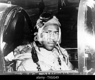 Ensign Jesse L. Brown, assis dans le cockpit d'un F4U-4 Corsair avion de chasse, le premier noir de la Marine américaine aviateur naval. Tandis qu'en Corée, il a été tué au combat et à titre posthume la Croix du service distingué. Banque D'Images