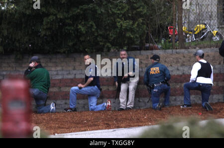 Une maison où l'entourent la police on croit suspect Tsarnaev Djokhar, 19 ans, est troué vers le haut sur la course près de Franklin Street à Watertown, Massachusetts, près de Boston le 19 avril 2013. Son frère Tamerlan Tsarnaev, 26 ans, a été tué par la police la nuit dernière. Tous deux de Cambridge, Massachusetts sont les bombardiers de la marathon de Boston le 15 avril 2013. UPI/Matt Healey Banque D'Images