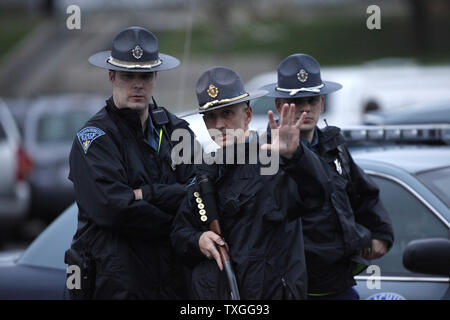 Autour d'une police et d'une maison bateau où Djokhar Tsarnaev suspect, 19 ans, est troué vers le haut sur la course près de Franklin Street à Watertown, Massachusetts, près de Boston le 19 avril 2013. Des coups de feu ont été tirés. Son frère Tamerlan Tsarnaev, 26 ans, a été tué par la police la nuit dernière. Tous deux de Cambridge, Massachusetts sont les bombardiers de la marathon de Boston le 15 avril 2013. UPI/Matt Healey Banque D'Images