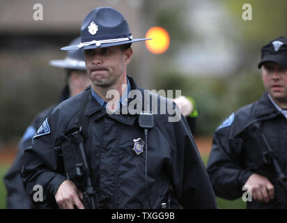 Autour d'une police et d'une maison bateau où Djokhar Tsarnaev suspect, 19 ans, est troué vers le haut sur la course près de Franklin Street à Watertown, Massachusetts, près de Boston le 19 avril 2013. Des coups de feu ont été tirés. Son frère Tamerlan Tsarnaev, 26 ans, a été tué par la police la nuit dernière. Tous deux de Cambridge, Massachusetts sont les bombardiers de la marathon de Boston le 15 avril 2013. UPI/Matt Healey Banque D'Images