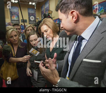 Carly Fiorina candidat (C) quitte le dépôt prix entouré par les médias pour la troisième élection présidentielle du parti républicain débat des candidats à la Coors Event Center sur le campus de l'Université du Colorado Le 28 octobre 2015 à Boulder, Colorado. Quatorze candidats fera une apparition lors du troisième débat présidentiel GOP. Photo par Gary C. Caskey/UPI Banque D'Images