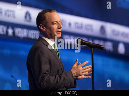 Le président du Comité National Républicain Reince Priebus aborde le débat public avant que le troisième parti républicain débat des candidats présidentiels au Coors Event Center sur le campus de l'Université du Colorado Le 28 octobre 2015 à Boulder, Colorado. Priebus a envoyé une lettre de NBC le 30 octobre la suspension de la relation avec NBC pour le débat présidentiel républicain Février. Les candidats à l'élection présidentielle républicaine et la CNR critiqué CNBC pour 'piège'' questions durant le débat à Boulder, Colorado. PHOTO PHOTO de Gary C. Caskey/UPI Banque D'Images