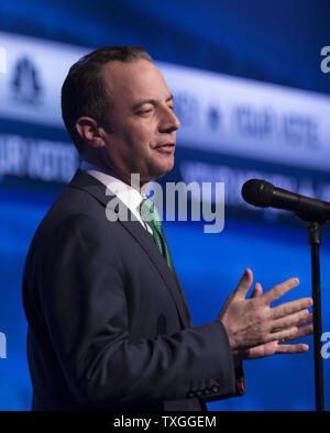 Le président du Comité National Républicain Reince Priebus aborde le débat public avant que le troisième parti républicain débat des candidats présidentiels au Coors Event Center sur le campus de l'Université du Colorado Le 28 octobre 2015 à Boulder, Colorado. Priebus a envoyé une lettre de NBC le 30 octobre la suspension de la relation avec NBC pour le débat présidentiel républicain Février. Candidats républicains et le RNC critiqué CNBC pour 'piège'' questions durant le débat. PHOTO PHOTO de Gary C. Caskey/UPI Banque D'Images