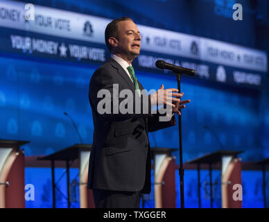 Le président du Comité National Républicain Reince Priebus aborde le débat public avant que le troisième parti républicain débat des candidats présidentiels au Coors Event Center sur le campus de l'Université du Colorado Le 28 octobre 2015 à Boulder, Colorado. Priebus a envoyé une lettre de NBC le 30 octobre la suspension de la relation avec NBC pour le débat présidentiel républicain Février. Candidats républicains et le RNC critiqué CNBC pour 'piège'' questions durant le débat. PHOTO PHOTO de Gary C. Caskey/UPI Banque D'Images