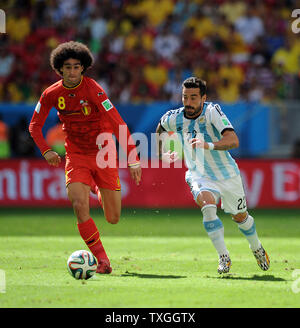 Marouane Fellaini (L) de la Belgique a le pouvoir d'Ezequiel Lavezzi de l'Argentine durant la Coupe du Monde 2014 match de quart de finale à l'Estadio Nacional de Brasilia, Brésil le 05 juillet 2014. UPI/Chris Brunskill Banque D'Images