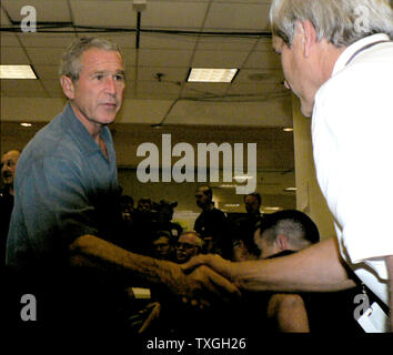 Le Président George Bush serre la main d'un travailleur de la FEMA en visite dans le bureaux de la FEMA à Baton Rouge, LA, le 25 septembre 2005. Bush a visité le bureau de la FEMA le jour après l'ouragan Rita a touché terre. (Photo d'UPI/James Terry III) Banque D'Images