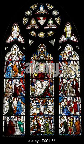 Vitrail à St Michel et tous les Anges, l'église anglicane dans Hughenden, Buckinghamshire, Angleterre. La fenêtre permet de voir le Christ intronisé. Hughenden est étroitement associée à la proximité de Hughenden Manor et l'ancien Premier ministre britannique Benjamin Disraeli, qui est enterré dans le cimetière. Banque D'Images