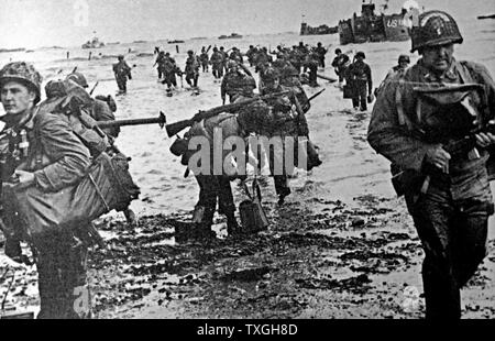 Les soldats américains au cours de l'aller à terre. Les opérations de débarquement en Normandie, le mardi 6 juin 1944 (jour J) de l'invasion alliée de la Normandie à l'opération Overlord pendant la Seconde Guerre mondiale. Banque D'Images