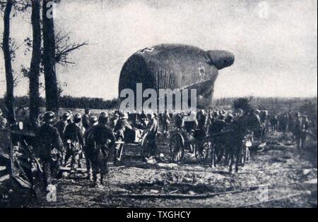 Ballon d'observation allemand est prise près de la ligne de front, pendant la première guerre mondiale 1914 Banque D'Images