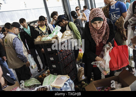 République et d'autres migrants ramasser certaines fournitures avant de bord d'un train commercial en direction de Vienne dans la gare Keleti de Budapest, Hongrie le 6 septembre 2015. Photo par Zavallis-81/UPI Banque D'Images