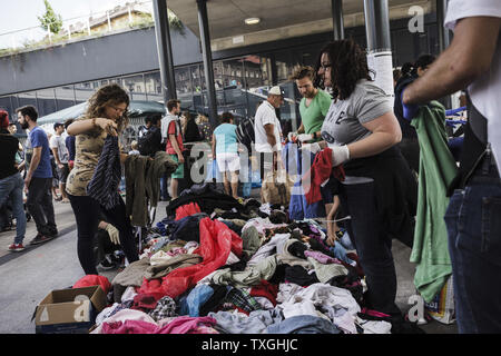 République et d'autres migrants ramasser certaines fournitures avant de bord d'un train commercial en direction de Vienne dans la gare Keleti de Budapest, Hongrie le 6 septembre 2015. Photo par Zavallis-81/UPI Banque D'Images