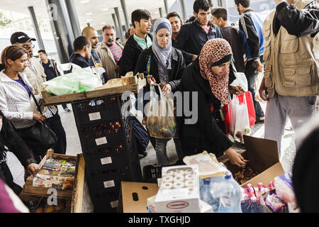 République et d'autres migrants ramasser certaines fournitures avant de bord d'un train commercial en direction de Vienne dans la gare Keleti de Budapest, Hongrie le 6 septembre 2015. Photo par Zavallis-81/UPI Banque D'Images