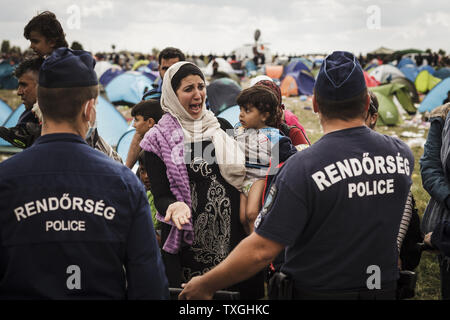 Femme syrienne pleure comme bloc de police hongrois Réfugiés à la Reszke crossing en Hongrie, à la frontière avec la Serbie le 8 septembre 2015. Réfugiés syriens et d'autres dorment pendant des jours dans les domaines attendent leur chance d'obtenir un bus qui va les emmener dans un centre d'enregistrement à proximité. Photo par Zavallis-81/UPI Banque D'Images