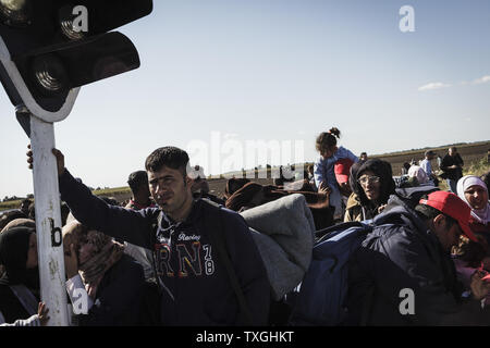 Les réfugiés et les migrants à bord d'attente bus à proximité de la frontière avec la Serbie en Roszke, la Hongrie le 8 septembre 2015. Des centaines de réfugiés ont dû dormir sous le ciel ouvert, certaines pour trois nuits en attente d'un bus pour venir les chercher pour les emmener dans un centre d'enregistrement près de la frontière. Serbo-Hungarian Photo par Zavallis-81/UPI Banque D'Images