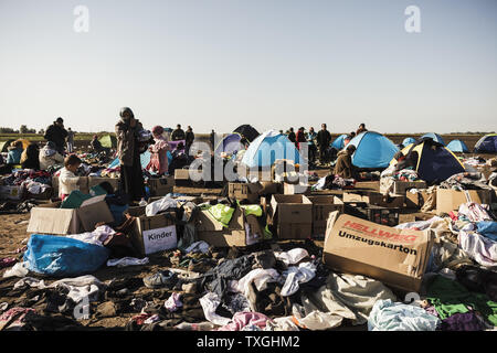 Une pile de vêtements chauds d'attente pour les réfugiés et les migrants à choisir à travers pendant qu'ils attendent à bord de bus à proximité de la frontière avec la Serbie en Roszke, la Hongrie le 8 septembre 2015. Ils sont transférés à un camp d'enregistrement avant de poursuivre leur voyage vers l'Allemagne. Photo par Zavallis-81/UPI Banque D'Images