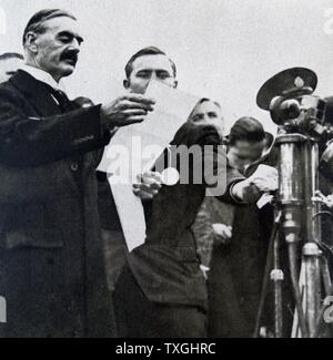 Impression photographique du premier ministre Neville Chamberlain (1869-1940) la lecture de son et d'Adolf Hitler's Résolution commune 'jamais d'aller à la guerre avec l'autre à nouveau. Datée 1938 Banque D'Images