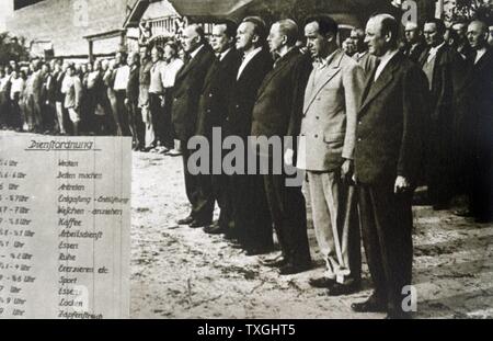 L'inspection quotidienne dans un camp de concentration pour prisonniers politiques ; 1933 ( Orangeburg près de Berlin) Banque D'Images