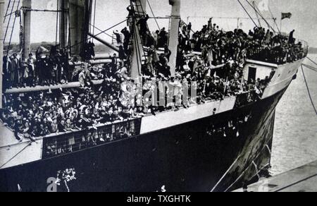 Impression photographique montrant des femmes et des enfants à bord d'un bateau qui détournent de la régions où le général Franco a conquêtes de la guerre. En date du 20e siècle Banque D'Images