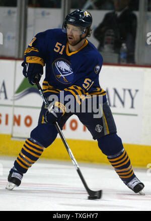 Sabres de Buffalo le défenseur Brian Campbell efface la rondelle dans le sabre fin dans la deuxième période de jeu de la LNH cinq quarts de finale de conférence de l'Est à l'HSBC Arena de Buffalo, New York le 20 avril 2007. Buffalo New York défait 4-3 pour remporter la série 4-1. (Photo d'UPI/Jerome Davis) Banque D'Images