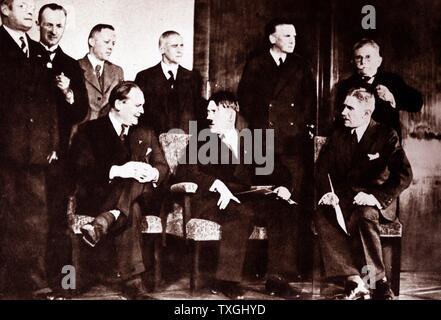 'Impression photographique d'Adolf Hitler et d'autres membres du Reich Cabinet : 1er rang assis, de gauche à droite : Hermann Göring (1893-1946), Adolf Hitler (1889 - 1945), Franz von Papen (1879-1969) Banque D'Images