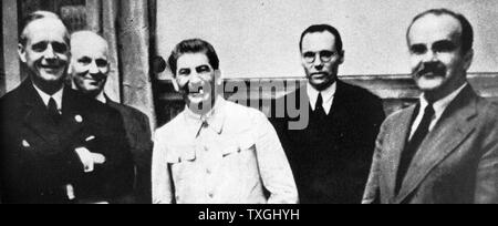 Impression photographique de Joachim von Ribbentrop (1893-1946), Joseph Staline (1878-1953), et Viatcheslav Molotov (1890-1986) Réunion de signer le pacte germano-soviétique à Moscou. En date du 20e siècle Banque D'Images