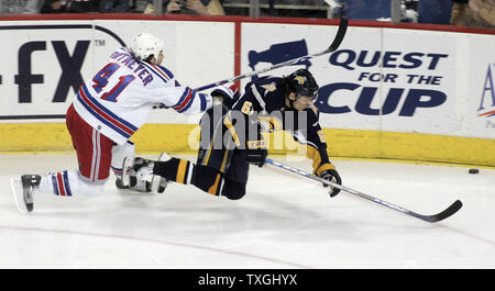 New York Rangers aile droite Jed Ortmeyer (41) Voyages Sabres de Buffalo aile droite Maxim Afinogenov (61) de la Russie dans la première période de jeu un des demi-finale de conférence de l'Est de la LNH à l'HSBC Arena de Buffalo, New York le 25 avril 2007. (Photo d'UPI/Jerome Davis) Banque D'Images