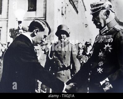 Impression photographique du président Paul von Hindenburg (1847-1934) en serrant la main d'Adolf Hitler (1889 - 1945) en Pologne. En date du 20e siècle Banque D'Images