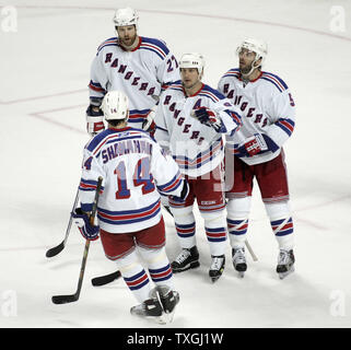 New York Rangers célèbrent leur premier but par son coéquipier Brendan Shanahan (14) contre les Sabres de Buffalo dans la troisième période de jeu un des demi-finale de conférence de l'Est de la LNH à l'HSBC Arena de Buffalo, New York le 25 avril 2007. Les Sabres de Buffalo a vaincu les Rangers de New York 5-2. (Photo d'UPI/Jerome Davis) Banque D'Images