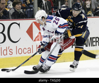 Rangers de New York center Petr Prucha (25) est vérifiée par l'aile droite Buffalo Sabres Maxim Afinogenov (61) dans la deuxième période de deux jeux de la demi-finale de conférence de l'Est de la LNH à l'HSBC Arena de Buffalo, New York le 27 avril 2007. Les Sabres de Buffalo a vaincu les Rangers de New York 3-2. (Photo d'UPI/Jerome Davis) Banque D'Images