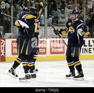 Sabres de Buffalo Dainius Zubrus droite (15) de la Lituanie et Dmitri Kalinin (45) de la Russie hugs coéquipier Maxim Afinogenov de Russie après avoir marqué le deuxième but de Buffalo et jeu gagnant contre les Rangers de New York en prolongation de cinq jeux de la demi-finale de conférence de l'Est de la LNH à l'HSBC Arena de Buffalo, New York le 4 mai 2007. Les sabres défait les Rangers 2-1 en prolongation. (Photo d'UPI/Jerome Davis) Banque D'Images