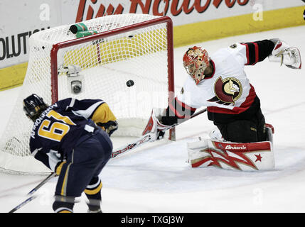 Sabres de Buffalo aile droite Maxim Afinogenov (61) de la Russie marque le premier but des sabres contre les Sénateurs d'Ottawa dans la première période de jeu un des finales de conférence de l'Est de la LNH à l'HSBC Arena de Buffalo, New York le 10 mai 2007. (Photo d'UPI/Jerome Davis) Banque D'Images