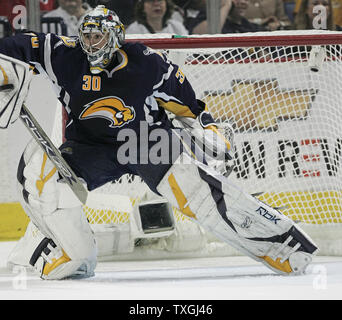 Gardien de Sabres de Buffalo Ryan Miller (30) fait un blocker sauvegarder contre les Sénateurs d'Ottawa dans la deuxième période de jeu un des finales de conférence de l'Est de la LNH à l'HSBC Arena de Buffalo, New York le 10 mai 2007. Les Sénateurs d'Ottawa a vaincu les Sabres de Buffalo 5-2. (Photo d'UPI/Jerome Davis) Banque D'Images