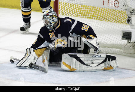 Gardien de Sabres de Buffalo Ryan Miller (30) fait un blocker sauvegarder contre les Sénateurs d'Ottawa dans la première période de deux jeu de la Conférence de l'Est de la LNH finales à l'HSBC Arena de Buffalo, New York le 12 mai 2007. (Photo d'UPI/Jerome Davis) Banque D'Images