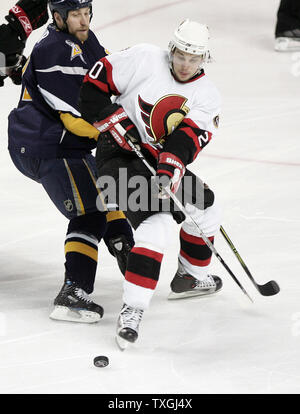 Centre Antoine Vermette Sénateurs d'Ottawa (20) est organisée par le centre de Buffalo Sabres Adam Mair (22) dans la région de double-jeu de deux heures supplémentaires de la Conférence de l'Est de la LNH finales à l'HSBC Arena de Buffalo, New York le 12 mai 2007. Les Sénateurs d'Ottawa a vaincu les Sabres de Buffalo en double-prolongation 4-3 et laisse le meilleur des sept séries 2-0. (Photo d'UPI/Jerome Davis) Banque D'Images