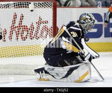 Gardien de Sabres de Buffalo Ryan Miller (30) fait une sauvegarde contre les Sénateurs d'Ottawa dans la troisième période de deux jeux de la Conférence de l'Est de la LNH finales à l'HSBC Arena de Buffalo, New York le 12 mai 2007. (Photo d'UPI/Jerome Davis) Banque D'Images