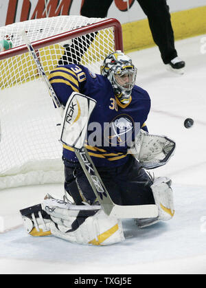Gardien de Sabres de Buffalo Ryan Miller (30) fait un gant enregistrer dans la deuxième période contre les Sénateurs d'Ottawa dans le jeu de la conférence de l'Est cinq finales à l'HSBC Arena de Buffalo, New York le 19 mai 2007. (Photo d'UPI/Jerome Davis) Banque D'Images