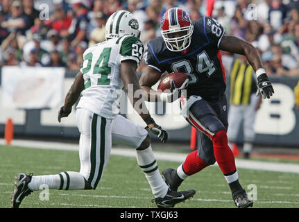 Buffalo Bills tight end Robert Royal (84) s'exécute après la capture et est abordé par New York Jets Darrelle Revis évoluait (24) au stade Ralph Wilson in orchard Park, NEW YORK, le 30 septembre 2007. Les Bills de Buffalo défait les New York Jets 17 - 14. (Photo d'UPI/Jerome Davis) Banque D'Images