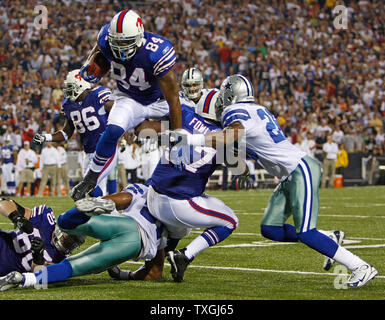 Buffalo Bills tight end Robert Bond Royal sur un défenseur Dallas Cowboys pour une première au deuxième trimestre au cours d'un match au stade Ralph Wilson à Buffalo, New York le 8 octobre 2007. Les Cowboys défait les projets de loi 25 - 24. (Photo d'UPI/Jerome Davis) Banque D'Images