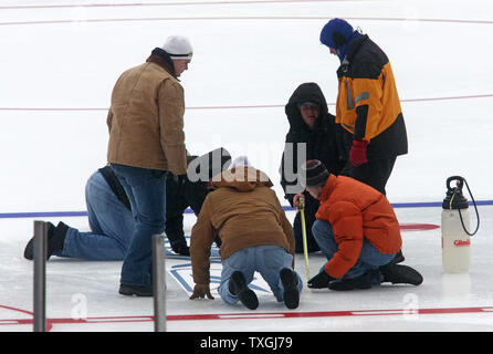 Fini les travailleurs de poser les logos sur la glace en prévision de la NHL Winter Classic 2008 pour être joué le 1 janvier 2008 à Ralph Wilson Stadium in orchard Park, New York le 29 décembre 2007. (Photo d'UPI/Jerome Davis) Banque D'Images