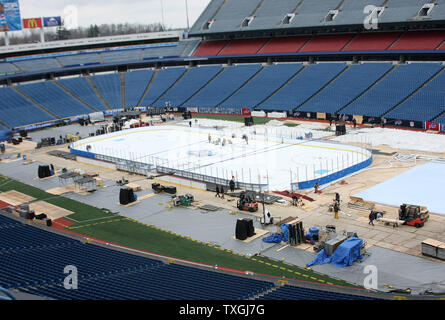 Fini les travailleurs de poser les logos sur la glace en prévision de la NHL Winter Classic 2008 pour être joué le 1 janvier 2008 à Ralph Wilson Stadium in orchard Park, New York le 29 décembre 2007. (Photo d'UPI/Jerome Davis) Banque D'Images