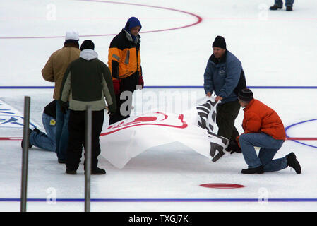 Fini les travailleurs de poser les logos sur la glace en prévision de la NHL Winter Classic 2008 pour être joué le 1 janvier 2008 à Ralph Wilson Stadium in orchard Park, New York le 29 décembre 2007. (Photo d'UPI/Jerome Davis) Banque D'Images