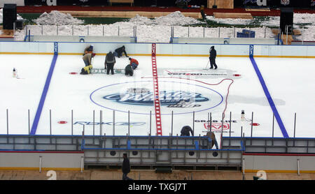 Fini les travailleurs de poser les logos sur la glace en prévision de la NHL Winter Classic 2008 pour être joué le 1 janvier 2008 à Ralph Wilson Stadium in orchard Park, New York le 29 décembre 2007. (Photo d'UPI/Jerome Davis) Banque D'Images