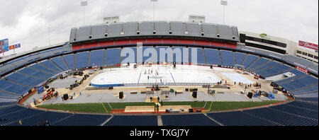 Fini les travailleurs de poser les logos sur la glace en prévision de la NHL Winter Classic 2008 pour être joué le 1 janvier 2008 à Ralph Wilson Stadium in orchard Park, New York le 29 décembre 2007. (Photo d'UPI/Jerome Davis) Banque D'Images