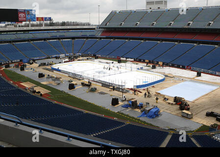 Fini les travailleurs de poser les logos sur la glace en prévision de la NHL Winter Classic 2008 pour être joué le 1 janvier 2008 à Ralph Wilson Stadium in orchard Park, New York le 29 décembre 2007. (Photo d'UPI/Jerome Davis) Banque D'Images